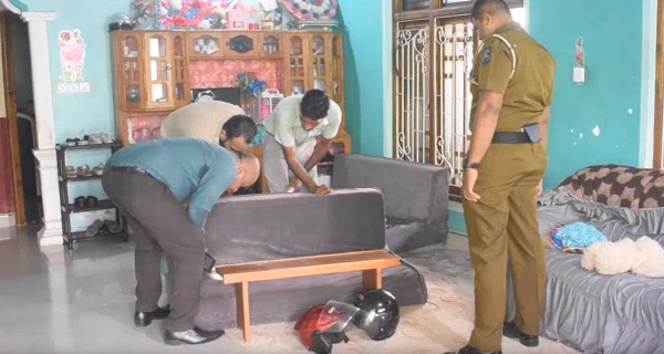 ஒரே இரவில் மூன்று வீடுகளில் கொள்ளை;நால்வர் அதிரடி கைது விசாரணைகள் தீவிரம் ! 